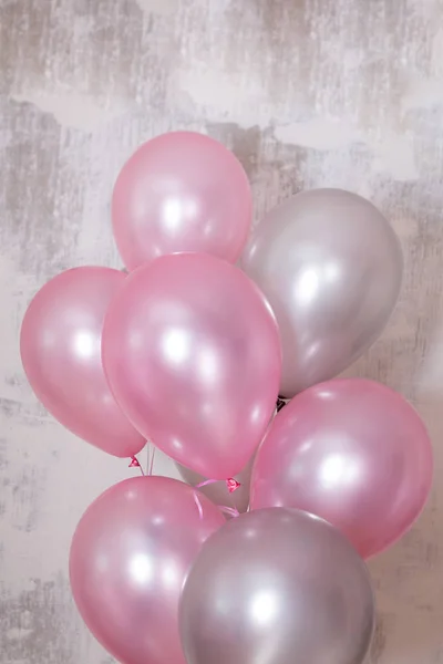 Verticale banner met bos van zilver en roze baloons op grijze betonnen achtergrond — Stockfoto