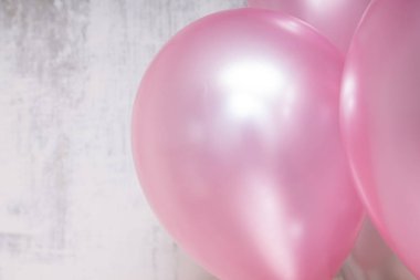 gri beton arka plan üzerinde gümüş ve pembe baloons demet yakın