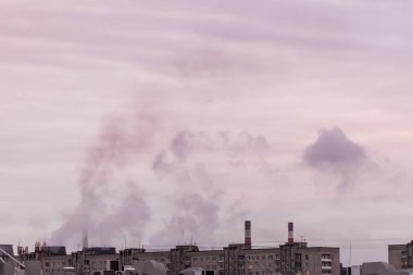yoğun duman ile bulutlu gökyüzü arka plan üzerinde endüstriyel bacalar çevre sorunu olarak hava kirliliğine neden