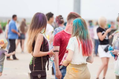 insanlar renkli kıyafetler Holi Festival, renk Festivali üzerinde Holi renkler ile lekelenmiş ile arka taraftan vurdu