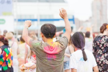 insanlar renkli kıyafetler Holi Festival, renk Festivali üzerinde Holi renkler ile lekelenmiş ile arka taraftan vurdu