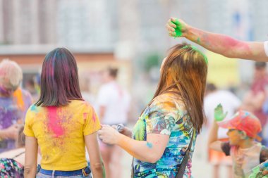 insanlar renkli kıyafetler Holi Festival, renk Festivali üzerinde Holi renkler ile lekelenmiş ile arka taraftan vurdu