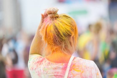 insanlar renkli kıyafetler Holi Festival, renk Festivali üzerinde Holi renkler ile lekelenmiş ile arka taraftan vurdu