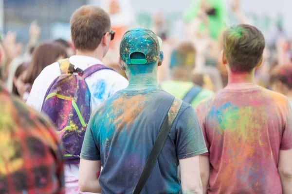 Människor sköt från baksidan med sina färgglada kläder färgade med Holi färger på Holi festival, Festival av färger Stockfoto