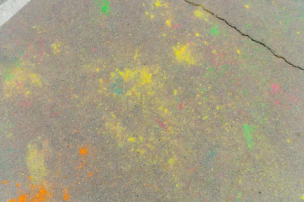 Holi-Farben nach Holi-Fest auf Asphalt verstreut — Stockfoto