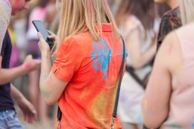 Holi Festivali, Renkler Festivali sırasında renkli giysileri üzerinde holi renkleri ile yapılan el izleri ile insanlar