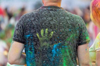 Holi Festivali, Renkler Festivali sırasında renkli giysileri üzerinde holi renkleri ile yapılan el izleri ile insanlar