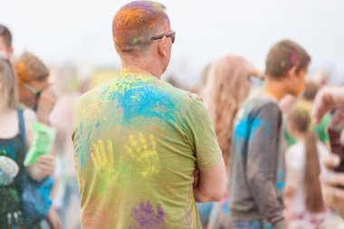 Holi Festivali, Renkler Festivali sırasında renkli giysileri üzerinde holi renkleri ile yapılan el izleri ile insanlar