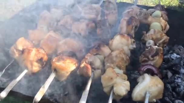 비디오 영상에는 닭 고기를 굽는 모습이 담겨 있고 히튼 (Heaton) 칵테일에는 흰 연기가 피어 있는 금속 청소기가 달린 바베큐가 있다. — 비디오
