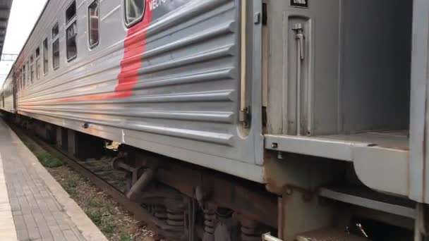 Videozáznam z blízka jízdy osobních vlaků samotná železnice na nástupišti v železniční stanici — Stock video