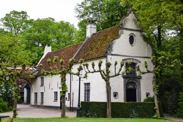 Una Casa Bianca Circondata Alberi Tagliati Bruges — Foto Stock