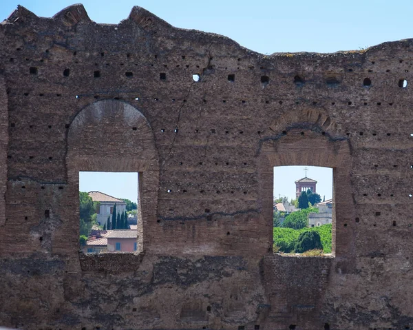 Здания Современного Рима Видны Через Два Окна Руин Древнеримского Форума — стоковое фото
