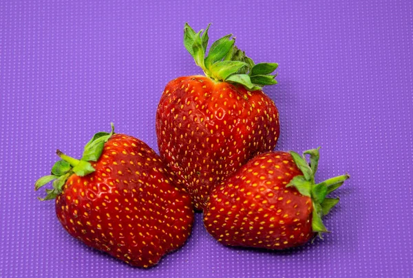 Lesung Vereinigtes Königreich Juli 2018 Drei Rote Erdbeeren Auf Einem — Stockfoto