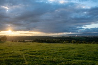 Firth Forth Linlithgow yakınındaki üzerinde güzel bir gün batımı