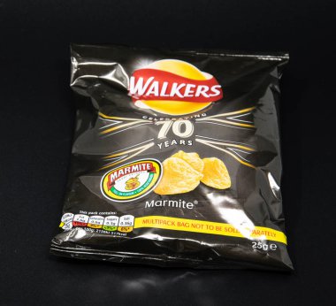 Reading, Büyük Britanya - 08 Temmuz 2018: A paket Walkers patates cips, Marmite lezzet