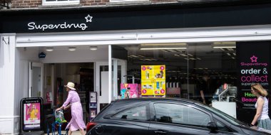 Lymington, İngiltere - 22 Temmuz 2018: High Street Superdrug Shop açık