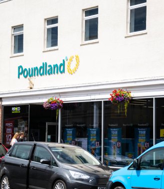 Lymington, İngiltere - 22 Temmuz 2018: High Street Poundland Shop açık