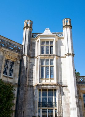 Highcliffe, İngiltere - 22 Temmuz 2018: güneşli bir günde highcliffe kalesinin bir kule