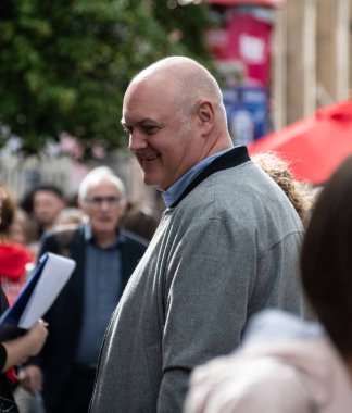 Edinburgh, Büyük Britanya - 10 Ağustos 2018: komedyen Dara O'Briain kalabalıklar Edinburgh Festivali'nde wanders gibi sokak sanatçıları zevk gördüm