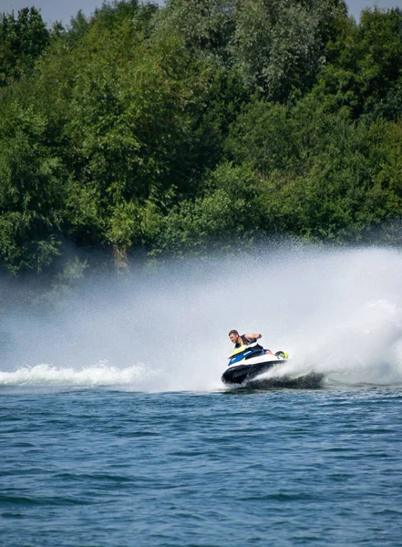 Reading Storbritannien Juli 2018 Jet Ski Trampat Lagoona Park Sjön — Stockfoto