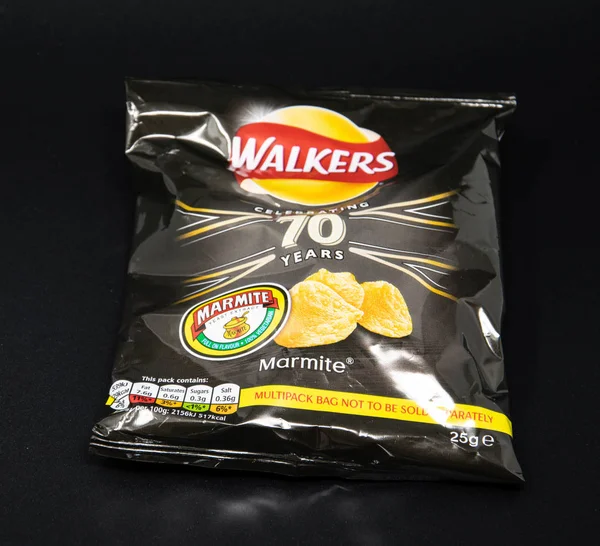 Reading, Büyük Britanya - 08 Temmuz 2018: A paket Walkers patates cips, Marmite lezzet