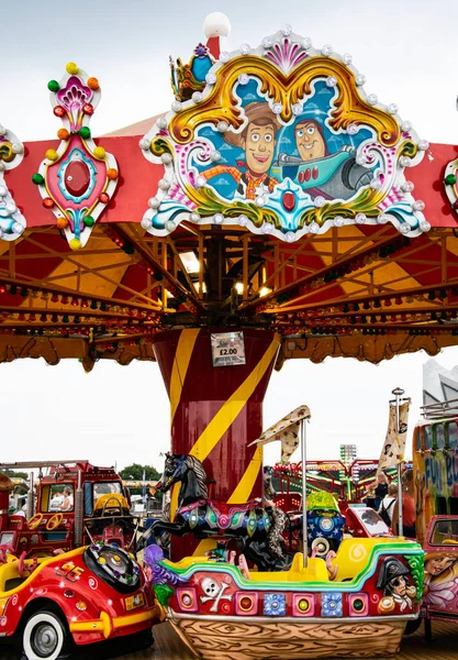 Netley Marsh, İngiltere - 21 Temmuz 2018: bir parlak renkli neşeli gitmek yuvarlak korsan gemisi, at ve araba koltukları, Netley Marsh Buhar Fuarı'nda