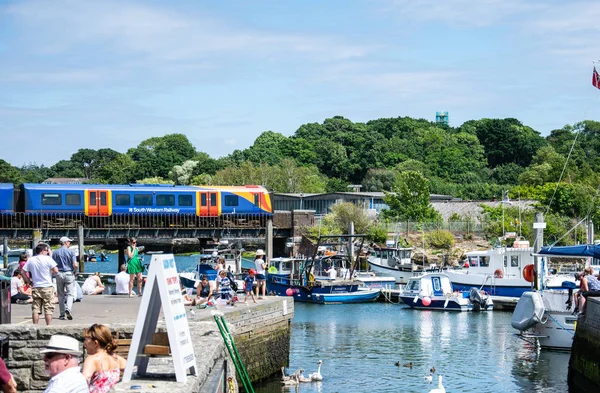 Lymington, İngiltere - 22 Temmuz 2018: A Güney Batı Tren Limanın arkasında parça Lymington pier istasyona haçlar.