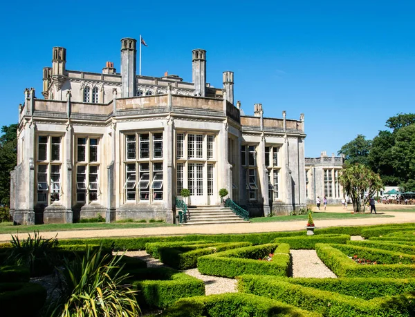 Highcliffe, İngiltere - 22 Temmuz 2018: Bahçe girişinde Highcliffe Castle