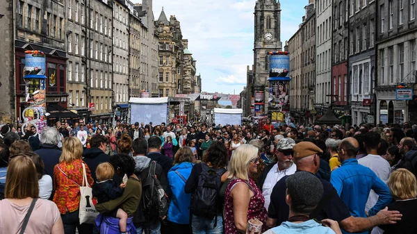 Festival müdavimlerinin dolgu yüzlerce Edinburgh, Büyük Britanya - 10 Ağustos 2018: Royal Mile wtahing sokak sokak sanatçıları ve toplama el ilanı