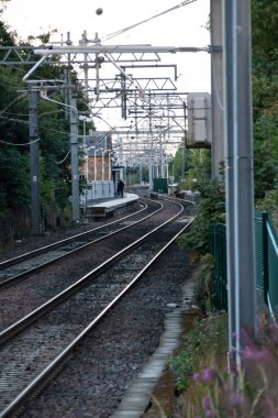 Linlithgow, İngiltere - 10 Ağustos 2018: Linlithgow tren istasyona yolcu bir çift ile platformda lider parça