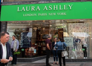 Stirling, Büyük Britanya - 11 Ağustos 2018: Laura Ashley mağaza bağlantı noktası sokakta önü
