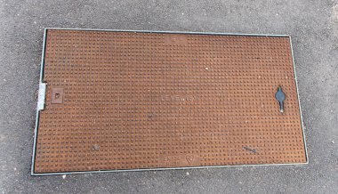 Basingstoke, İngiltere - 14 Ağustos 2018: bir accessway Level3 tarafından yüklü ve kendi adıyla kabartmalı yeraltı kabloları korumak An demir rögar kapağını