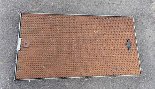 Basingstoke, İngiltere - 14 Ağustos 2018: bir accessway Level3 tarafından yüklü ve kendi adıyla kabartmalı yeraltı kabloları korumak An demir rögar kapağını