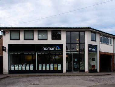 Woodley, İngiltere - 16 Eylül 2018: Romalılar Emlakçılar Loddon köprü RD office