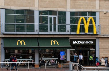 Reading, Büyük Britanya - 31 Ağustos 2018: Riverside Mcdonalds restoranda girişine