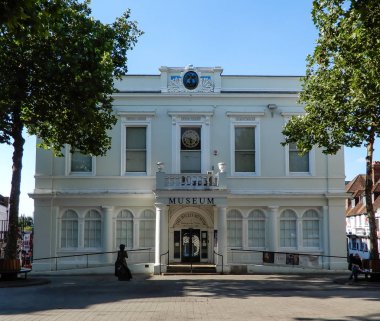 Basingstoke, İngiltere - 05 Temmuz 2018: Willis Müzesi Londra sokakta dış Jane Austen heykeltıraş Adam Roud tarafından bir heykeli ile