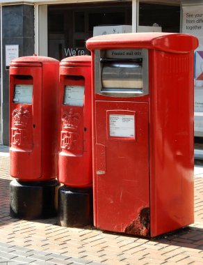 Basingstoke, İngiltere - 05 Temmuz 2018: üç posta kutuları, iki harfler için diğeri için parsel, Londra sokak