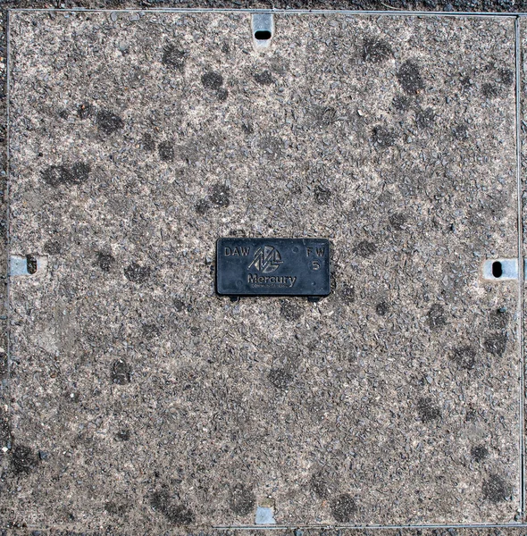 英国贝辛斯托克 2018年8月31日 Chineham 公园商业地产人行道上的汞电话网的进出盖或井盖 水星不再是一个 但曾经是电缆和无线的一部分 Biug — 图库照片