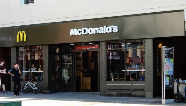 Basingstoke, İngiltere - 05 Temmuz 2018: Mcdonalds Restoran Londra sokak girişinde
