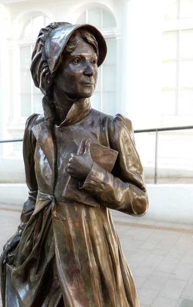 Basingstoke, İngiltere - 05 Temmuz 2018: Jane Austen Pazar yerinde, heykeltıraş Adam Roud tarafından heykel ve Temmuz 2017 yılında örtüsünü açmak heykeli