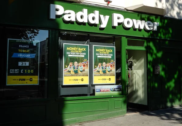 Basingstoke, İngiltere - 05 Temmuz 2018: Pazar yeri Paddy Power bahis dükkanı açık giriş