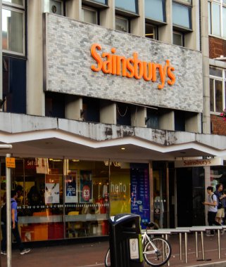 Reading, Büyük Britanya - 22 Haziran 2018: Sainsburys süpermarket olarak keşiş St mağaza cephe süsleme
