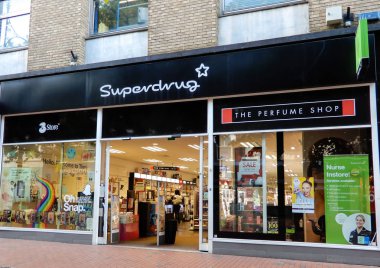 Reading, Büyük Britanya - 22 Haziran 2018: Superdrug eczacı ve geniş St kozmetik deposunda mağaza cephe süsleme