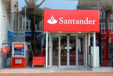 Reading, Büyük Britanya - 22 Haziran 2018: Santander Bankası geniş St'ın mağaza cephe süsleme