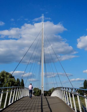 Reading, Büyük Britanya - 21 Haziran 2018: yayalar Christchurch asma köprü üzerinden Thames Nehri üzerinde