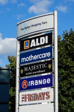 Reading, Büyük Britanya - 21 Haziran 2018: The Station Park alışveriş mağazalar listesi işareti