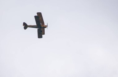 Pangbourne, İngiltere - 10 Haziran 2018: de Haviland Tiger moth çift kanatlı, kayıt Df-128, ek yükü üzerinde gri bir gün uçar