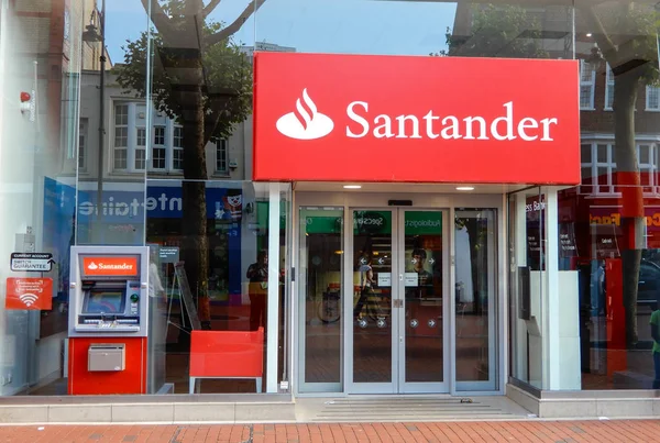 Reading, Büyük Britanya - 22 Haziran 2018: Santander Bankası geniş St'ın mağaza cephe süsleme