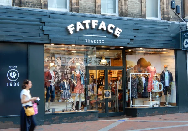 Reading, Büyük Britanya - 22 Haziran 2018: Fatface elbise dükkanı Broad Street'te mağaza önünde