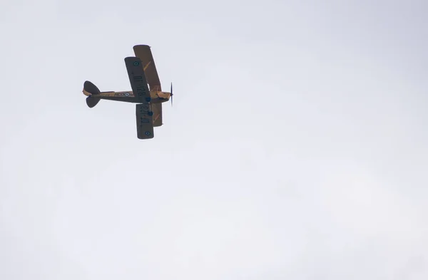 Pangbourne イギリス 2018 ハビランド タイガーモス複葉機 128 灰色の日頭上を飛ぶ — ストック写真
